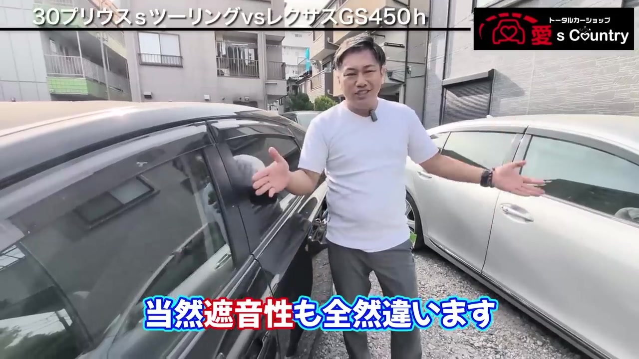 2台の間に立ちドアの違いを説明する社長