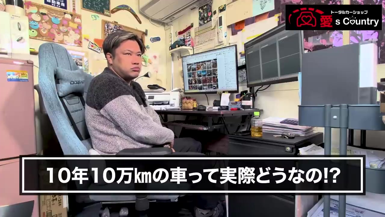 スタジオで10年10万キロの中古車について語るくに社長