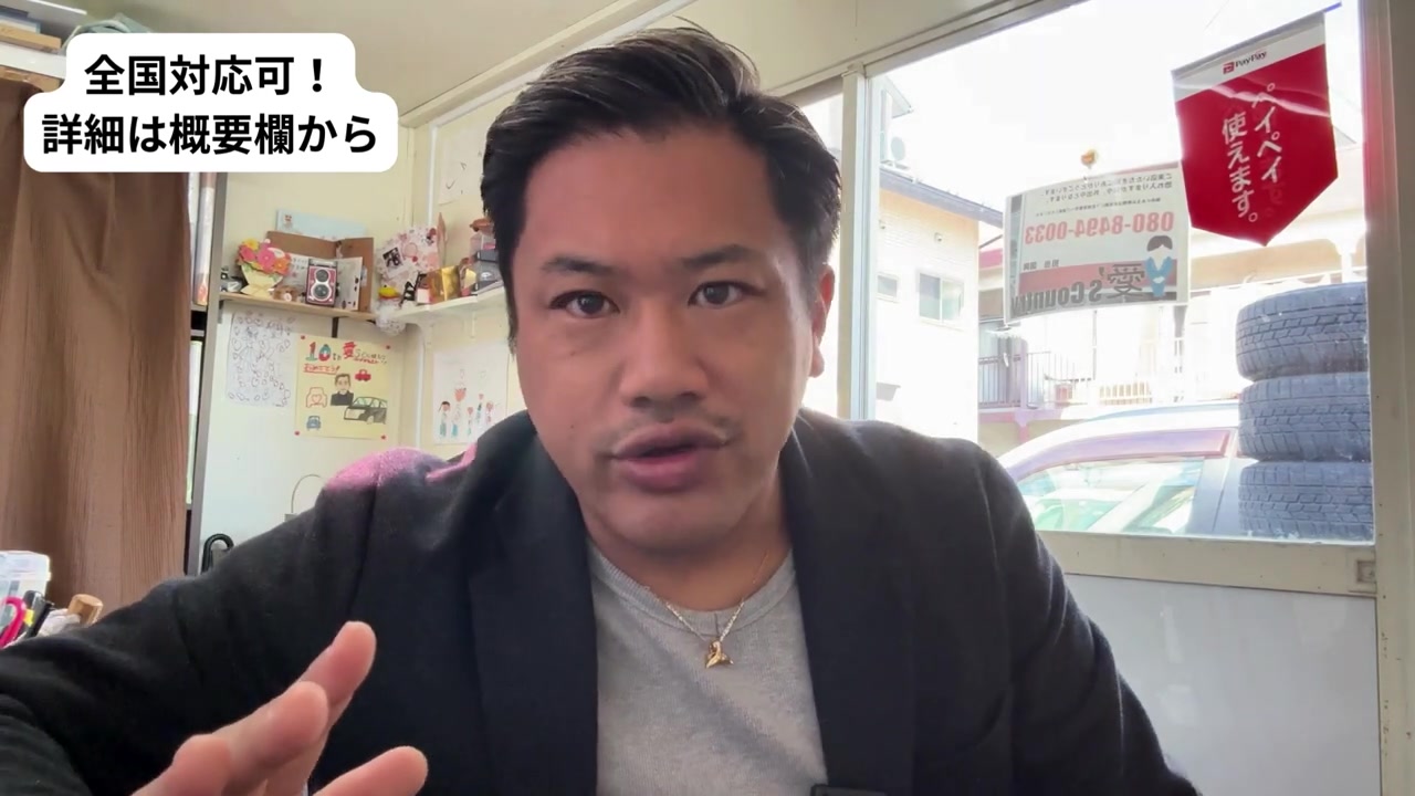 店内でキャンペーンを説明するくに社長