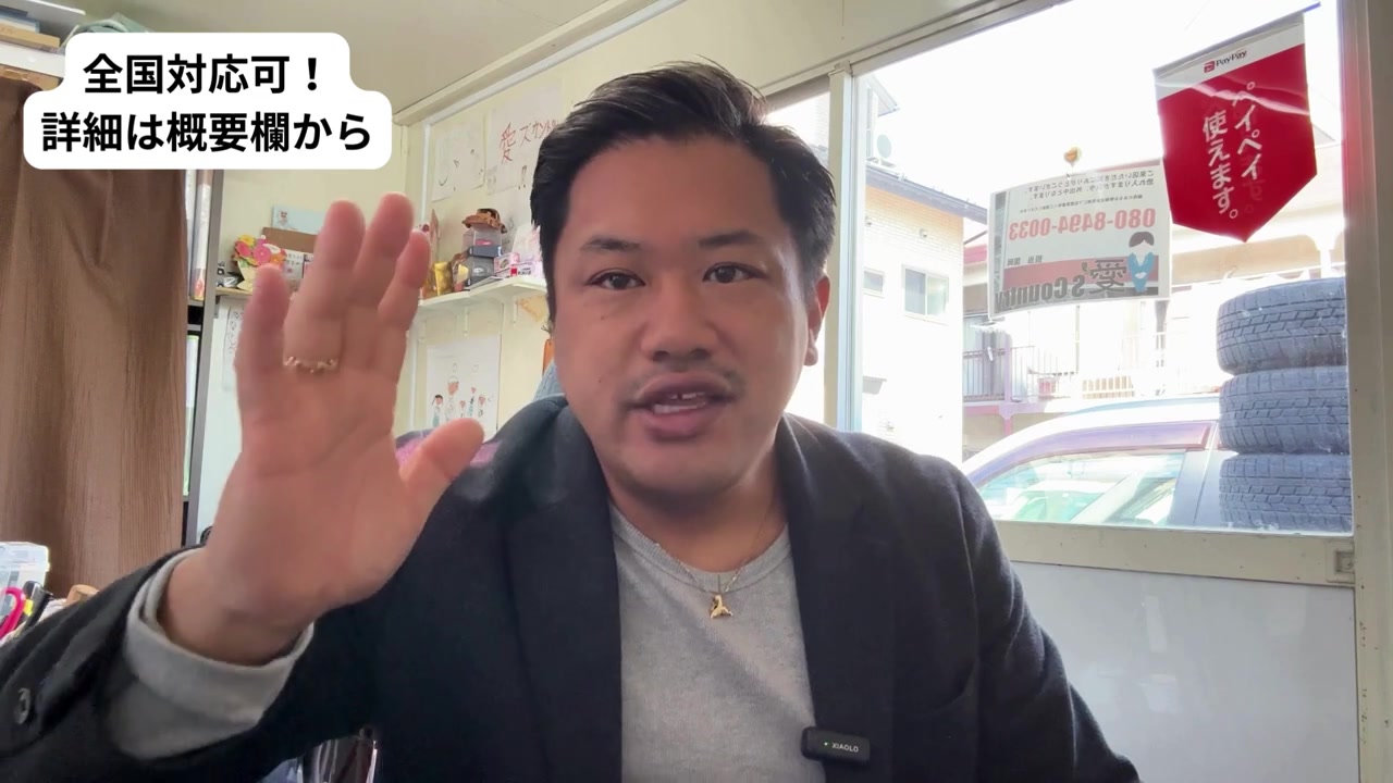 手を広げてキャンペーンの目玉を強調する社長