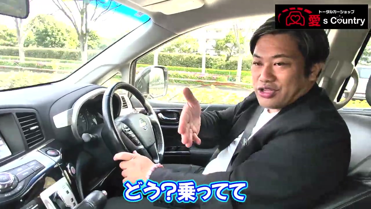 エルグランドを運転しながらレビューする社長
