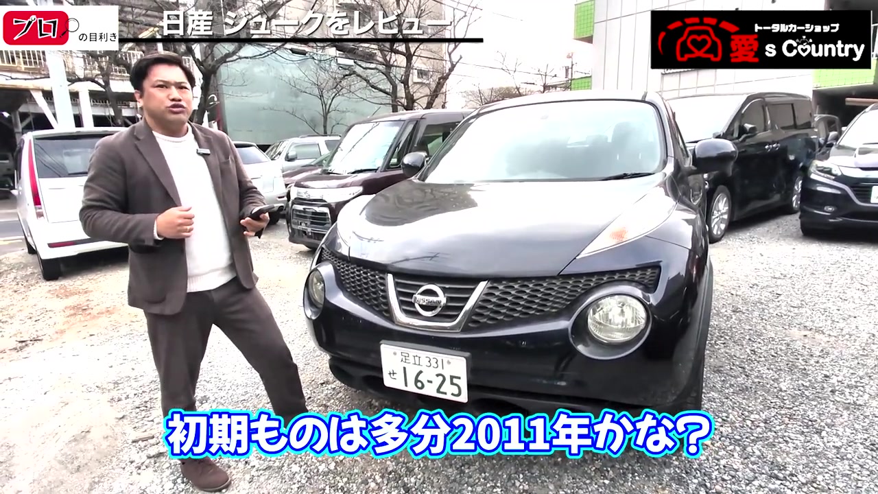 店頭に並んだ黒い日産ジュークの斜め前