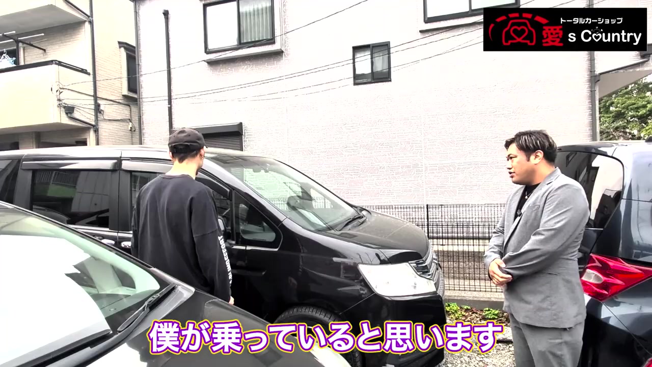車検2年付きのステップワゴン スパーダ前期型を見る吉野さんと社長