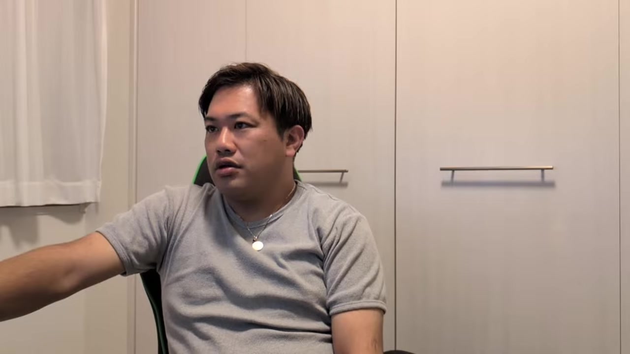 身振りをまじえてタイヤ選びを説明するくに社長