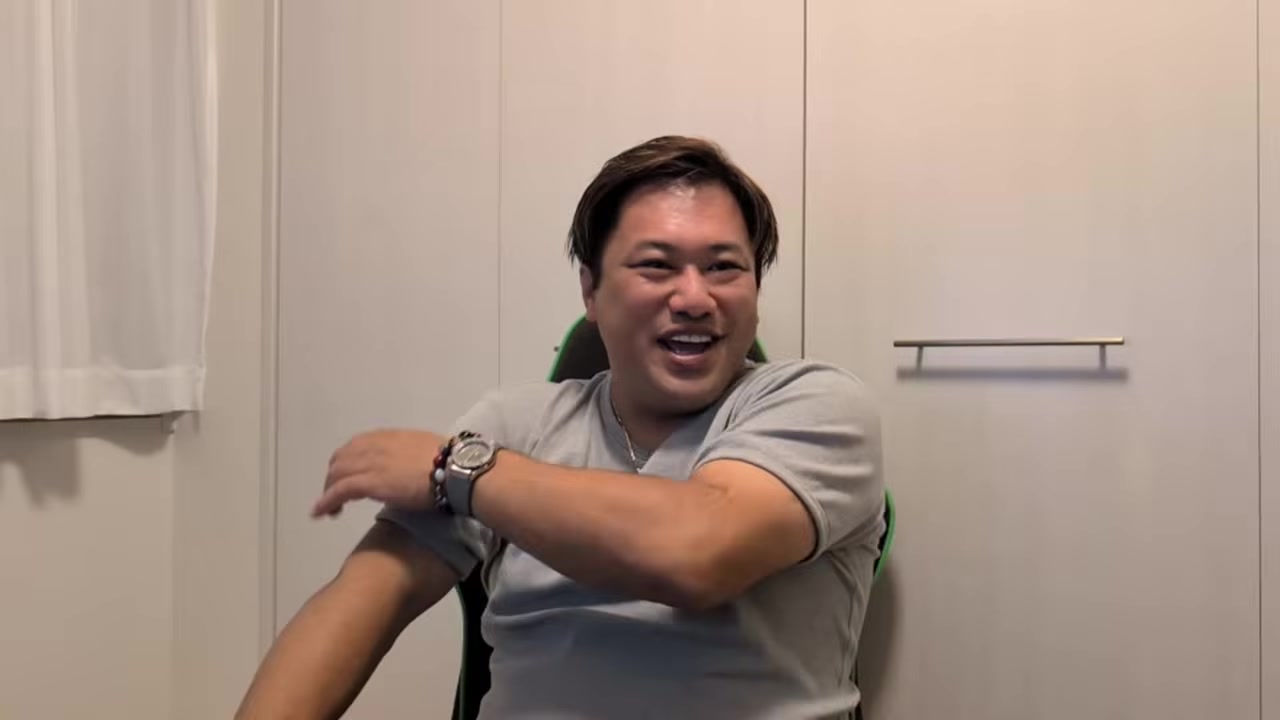 カスタムの話題で豪快に笑うくに社長