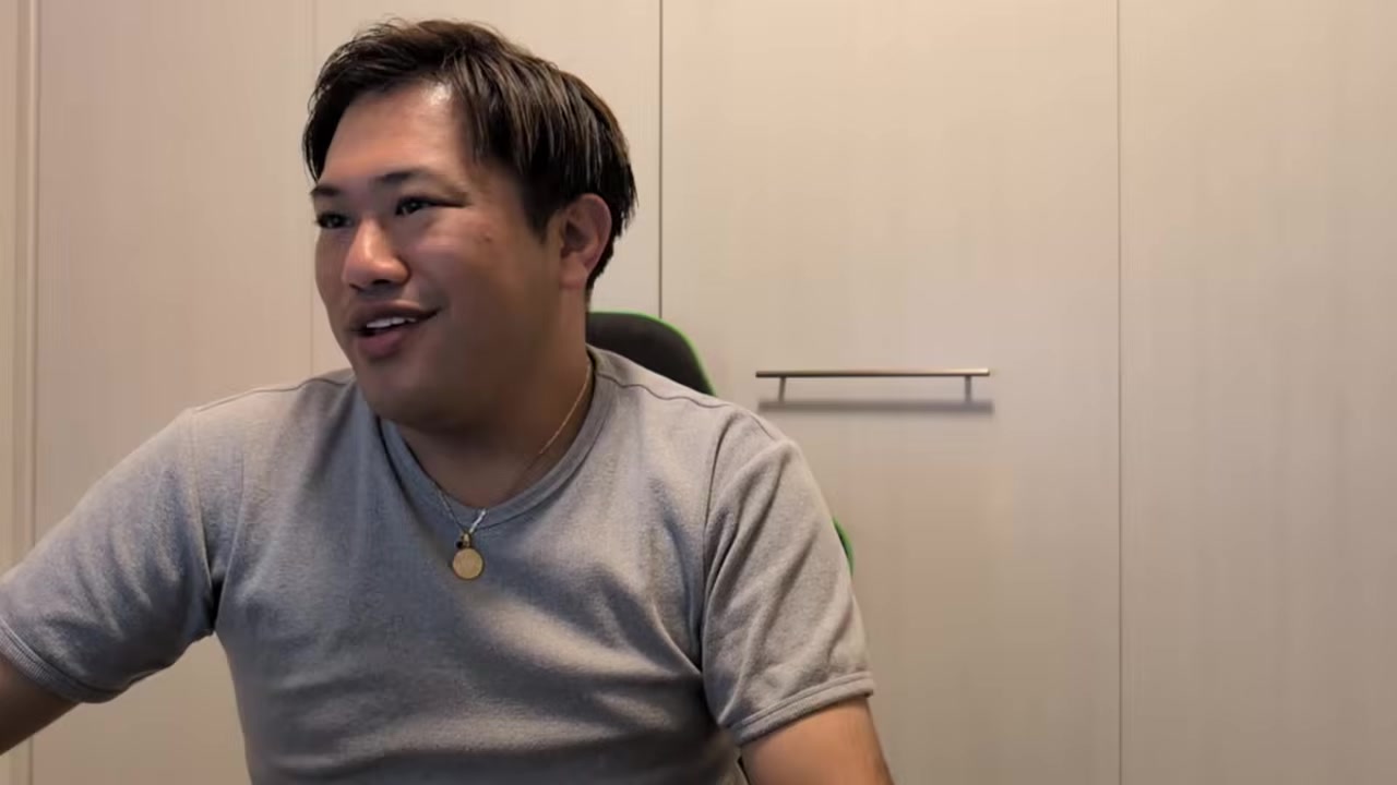 笑顔で話すくに社長