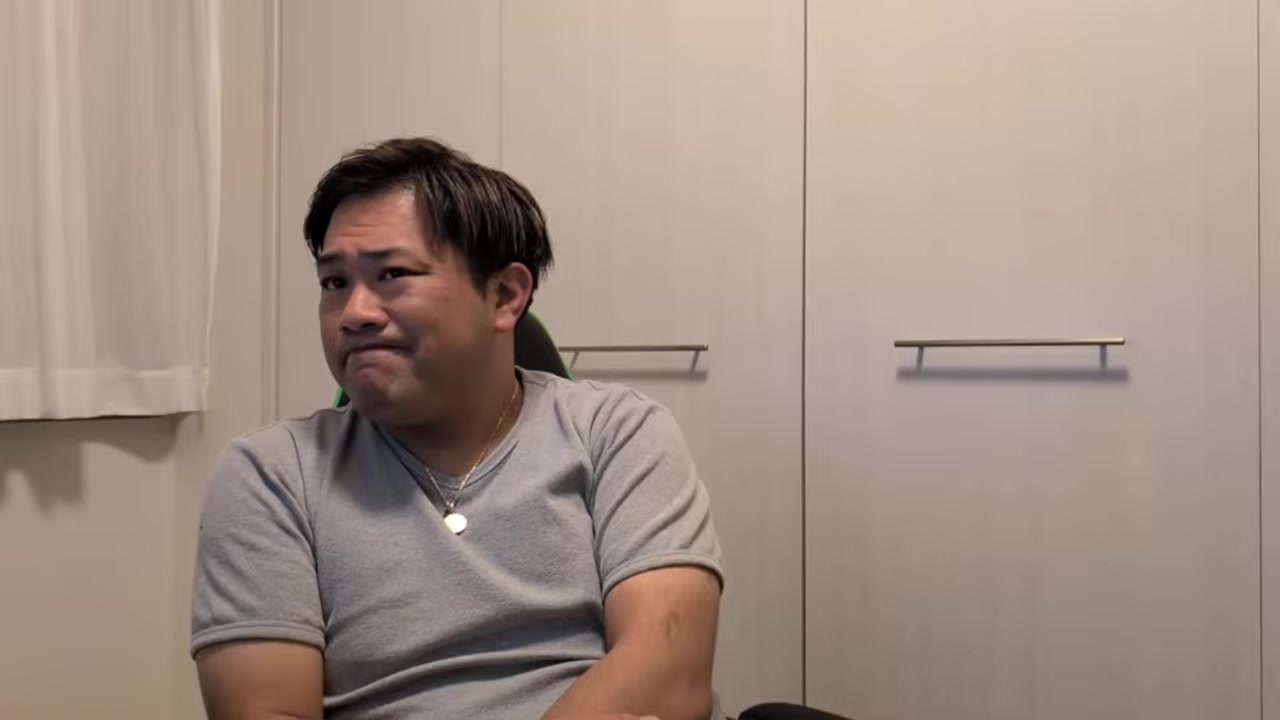 難しい相談に渋い表情を見せるくに社長