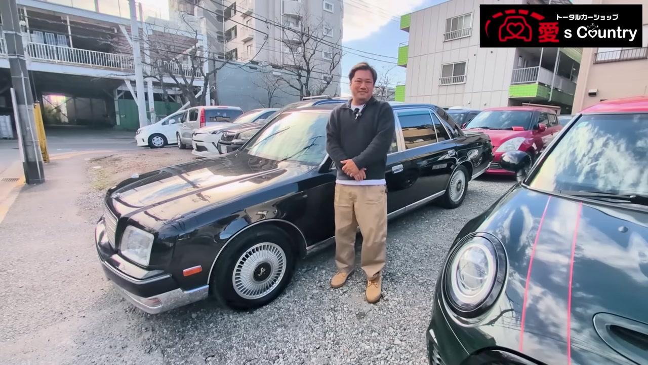 黒いトヨタ・センチュリー標準仕様車と社長