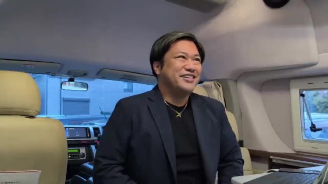 キャンピングカーの車内で話すくに社長