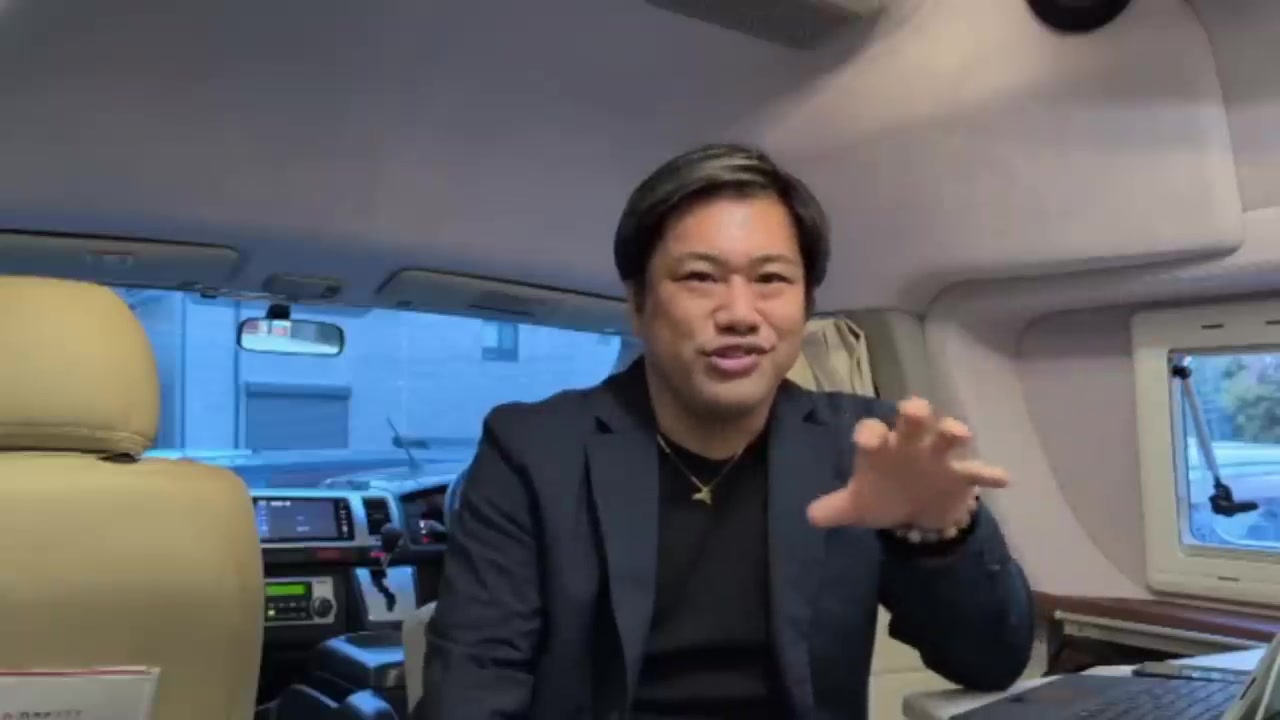 お金の流れについて手ぶりを交えて説明するくに社長