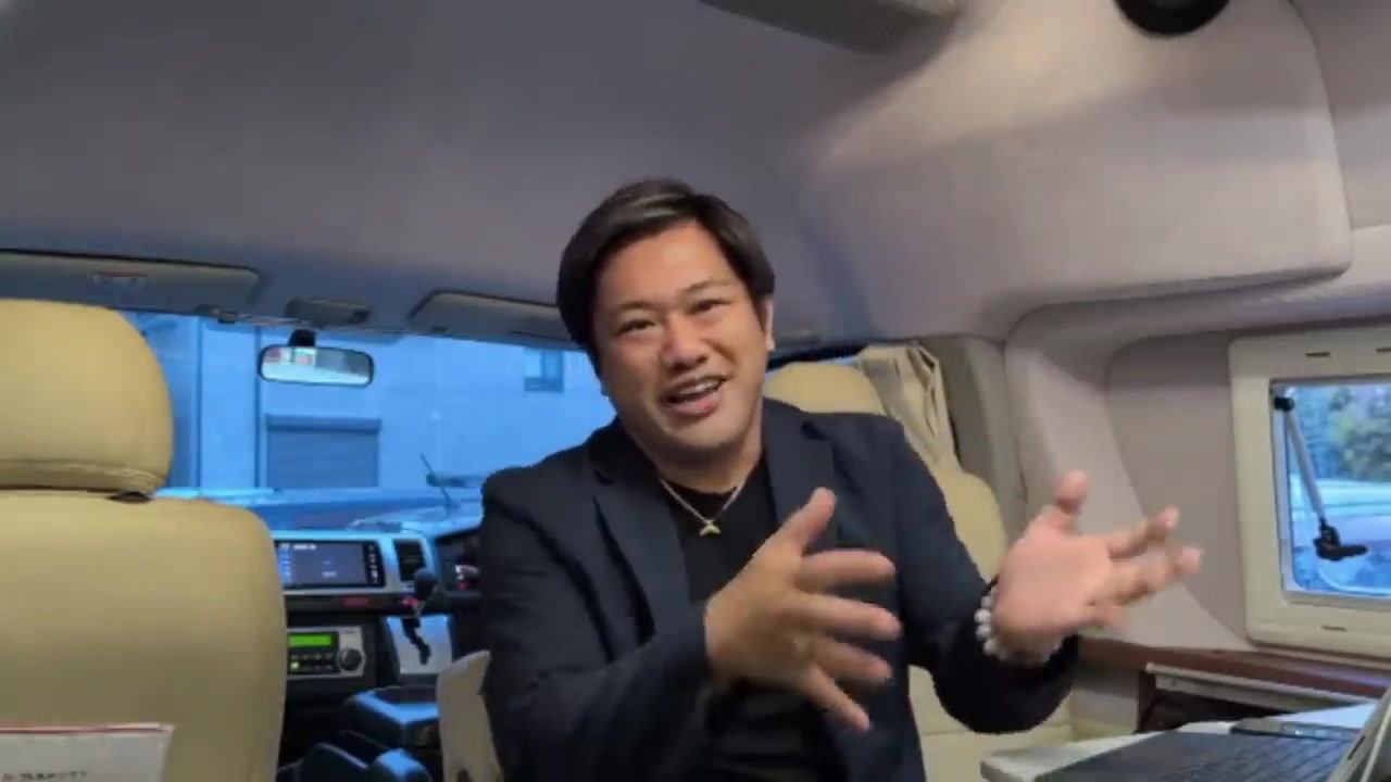 身近で起きた事例を身ぶりを交えて語るくに社長