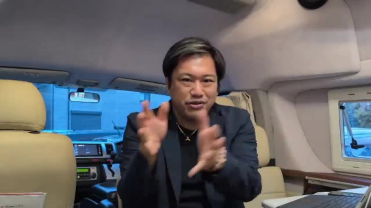 お金がすり抜けるからくりを指ぶりで説明するくに社長